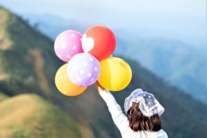 masia para cumpleaños en alicante - niña con globos